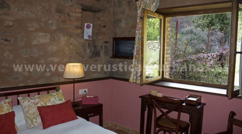 34-Dormitorio-matrimonio-apto-colcha-granate W_result